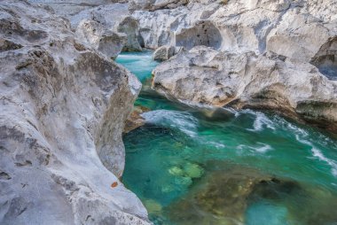 Dağlardaki nehrin güzel manzarası