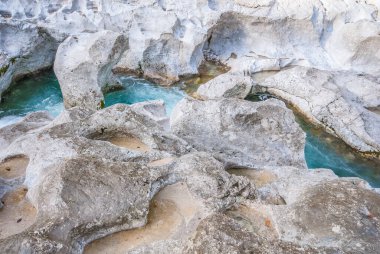 Dağlardaki nehrin güzel manzarası