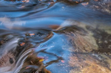Dağlardaki nehrin güzel manzarası