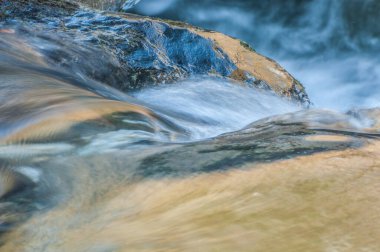 Dağlardaki nehrin güzel manzarası