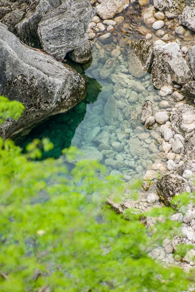 산에서 흐르는 아름다운 — 스톡 사진