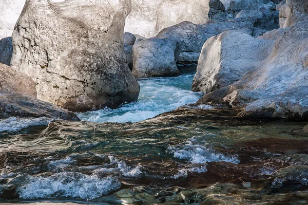 산에서 흐르는 아름다운 — 스톡 사진