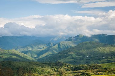 Dağlarla, doğayla güzel bir manzara.