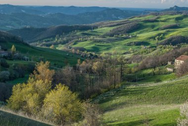 Dağlarla, doğayla güzel bir manzara.