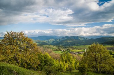 Dağlarla, doğayla güzel bir manzara.