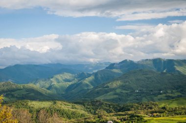 Dağlarla, doğayla güzel bir manzara.