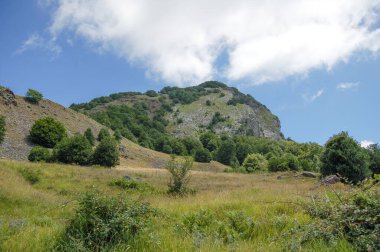 Dağlarla, doğayla güzel bir manzara.