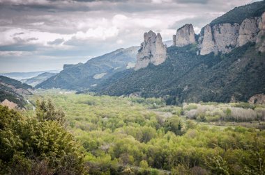 Dağların zirveleri, vadiler, manzaralar.