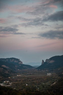 Dağların tepelerinde güzel bir günbatımı