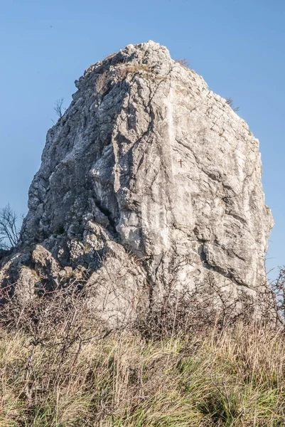 Paisagem Montanha Com Uma Grande Pedra — Fotografia de Stock