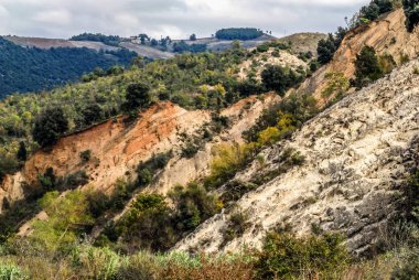 Sonbaharda dağlar, renkli
