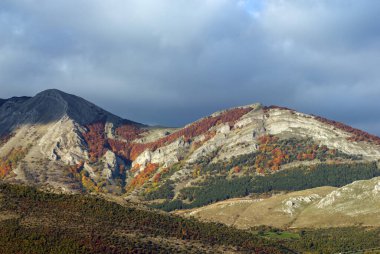 Sonbaharda dağlar, renkli