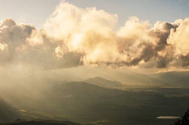 Yağmur fırtınası, ışık ışınları, kara bulutlar, yoğun yağmur
