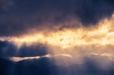 Yağmur fırtınası, ışık ışınları, kara bulutlar, yoğun yağmur
