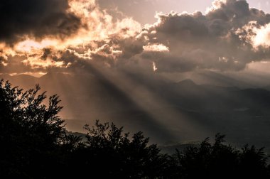 Yağmur fırtınası, ışık ışınları, kara bulutlar, yoğun yağmur