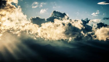 Yağmur fırtınası, ışık ışınları, kara bulutlar, yoğun yağmur