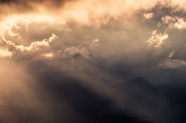 Yağmur fırtınası, ışık ışınları, kara bulutlar, yoğun yağmur