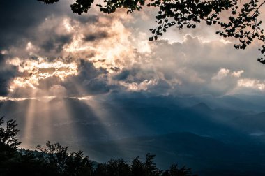 Yağmur fırtınası, ışık ışınları, kara bulutlar, yoğun yağmur