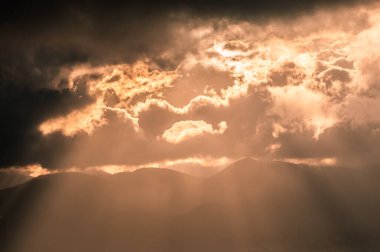 Yağmur fırtınası, ışık ışınları, kara bulutlar, yoğun yağmur