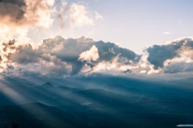 Yağmur fırtınası, ışık ışınları, kara bulutlar, yoğun yağmur