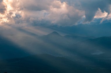 Yağmur fırtınası, ışık ışınları, kara bulutlar, yoğun yağmur