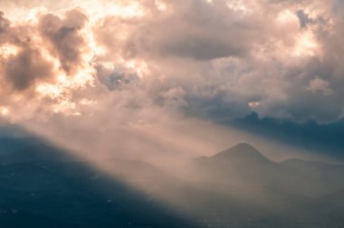 Yağmur fırtınası, ışık ışınları, kara bulutlar, yoğun yağmur