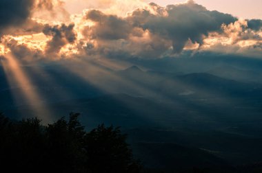 Yağmur fırtınası, ışık ışınları, kara bulutlar, yoğun yağmur