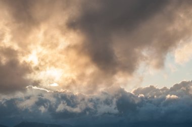 Yağmur fırtınası, ışık ışınları, kara bulutlar, yoğun yağmur