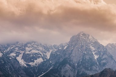 Dağlar ve vadiler, Alpler.