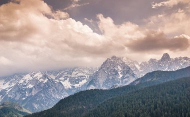 Dağlar ve vadiler, Alpler.