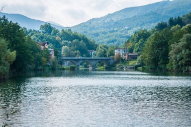 Göl yansımasındaki köprü, soyut köprü