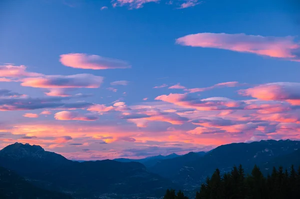 Alpler Tepesinde Gün Batımı Günbatımında Gökyüzü Alpler Tepesinde — Stok fotoğraf