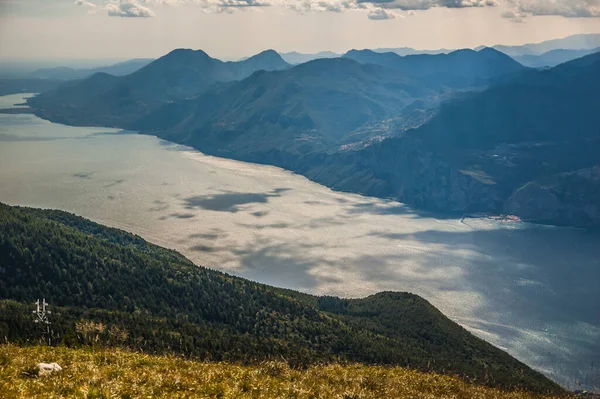Alp Gölü Garda Gölü Dağ Gölü Uçurum — Stok fotoğraf