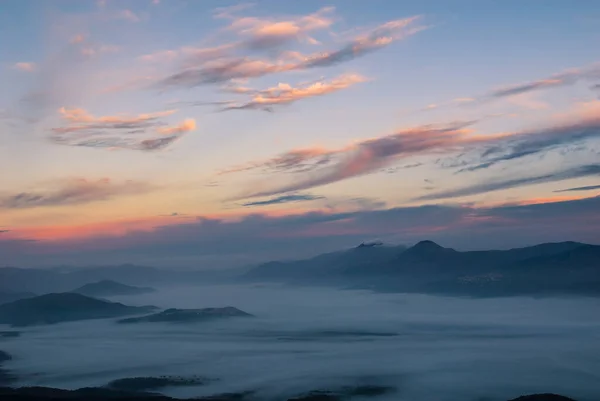 Kabut Lembah Saat Matahari Terbenam Berwarna Warna Warni Matahari Terbenam — Stok Foto