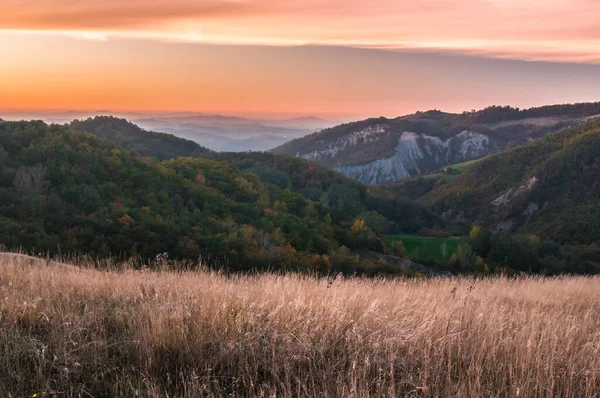 Vadide Günbatımı Gökyüzü Klonlanmış Tepeler — Stok fotoğraf