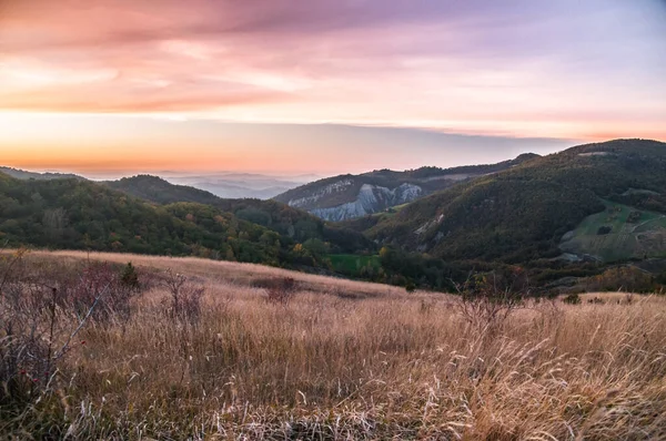 Vadide Günbatımı Gökyüzü Klonlanmış Tepeler — Stok fotoğraf