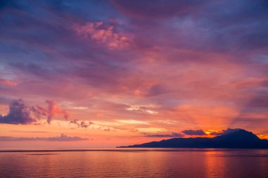 Denizde gün batımı, denizde altın saat, adada gün batımı, güneş ışığı
