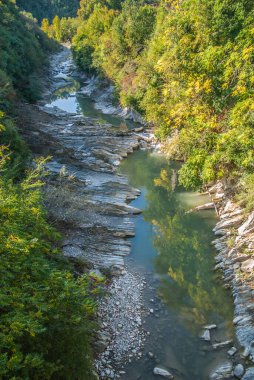 renkli nehir ve kayalar, renkli su yansıması, renkli akan su