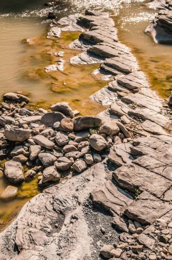 renkli nehir ve kayalar, renkli su yansıması, renkli akan su