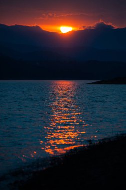 Kırmızı güneş topu, kızıl güneş, güneş ışınları, renkli gökyüzü, renkli günbatımı, paradisiac panorama