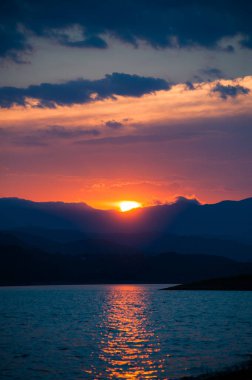 Kırmızı güneş topu, kızıl güneş, güneş ışınları, renkli gökyüzü, renkli günbatımı, paradisiac panorama