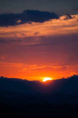 Kırmızı güneş topu, kızıl güneş, güneş ışınları, renkli gökyüzü, renkli günbatımı, paradisiac panorama