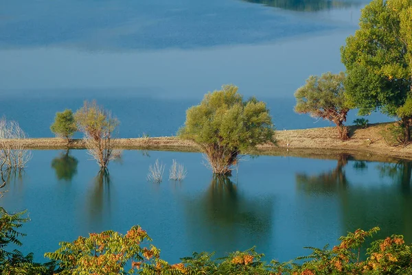 산속의 호수와 — 스톡 사진