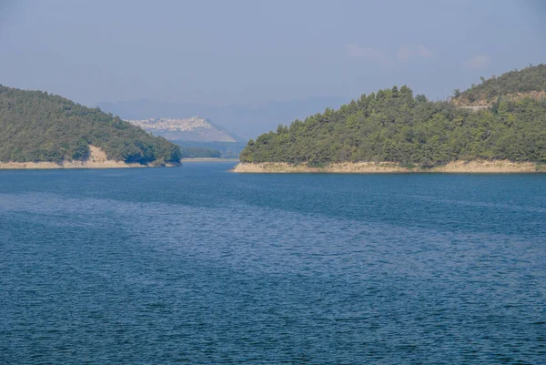 Dağlardaki güzel göl manzarası