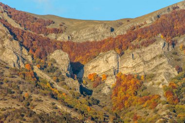 Sonbaharda renkli bulutlar ve gökyüzü