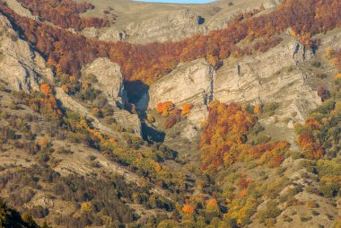 Sonbaharda renkli bulutlar ve gökyüzü