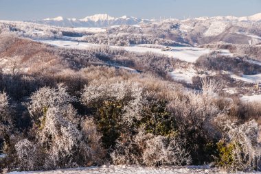 Kışın dağların manzarası