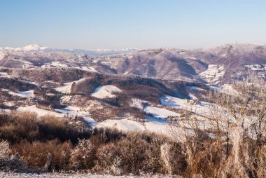 Kışın dağların manzarası