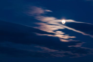 Ay bulutların arkasında saklı.