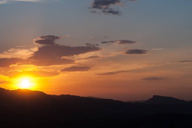 Gün batımında renkli gökyüzü